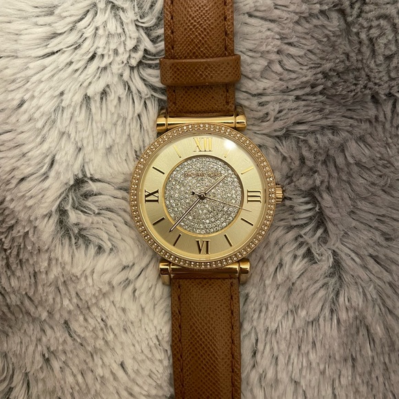 Classic Michael Kors Watch with Leather Strap - Picture 3 of 4